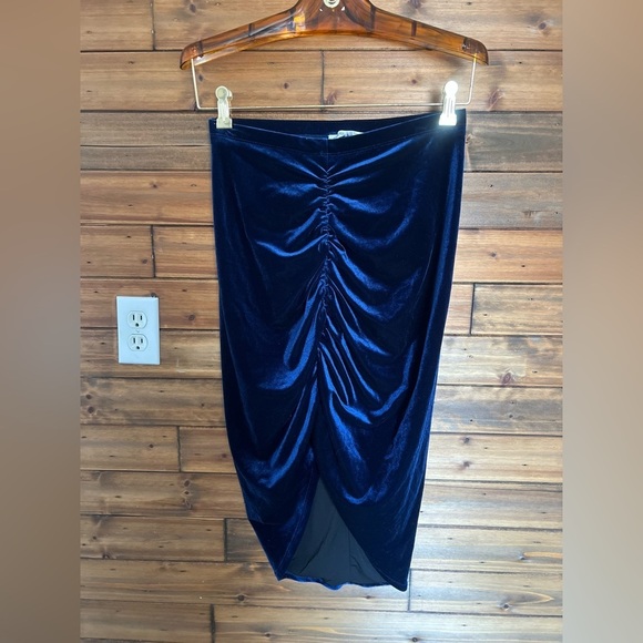 Good American Ruched Velvet Skirt size 3 color blue - Picture 5 of 10